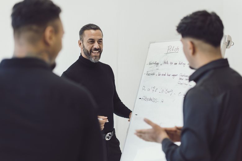 Besprechung am Whiteboard im SALESCO Büro