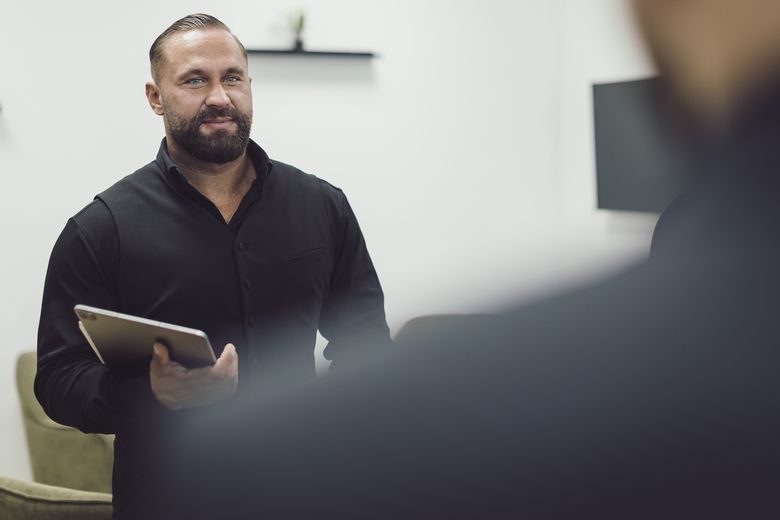 Philip Nolte im Gespräch mit einem Kollegen