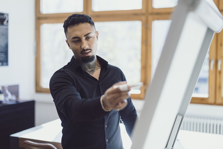 Eiraj Azizi erklärt etwas am Flipchart